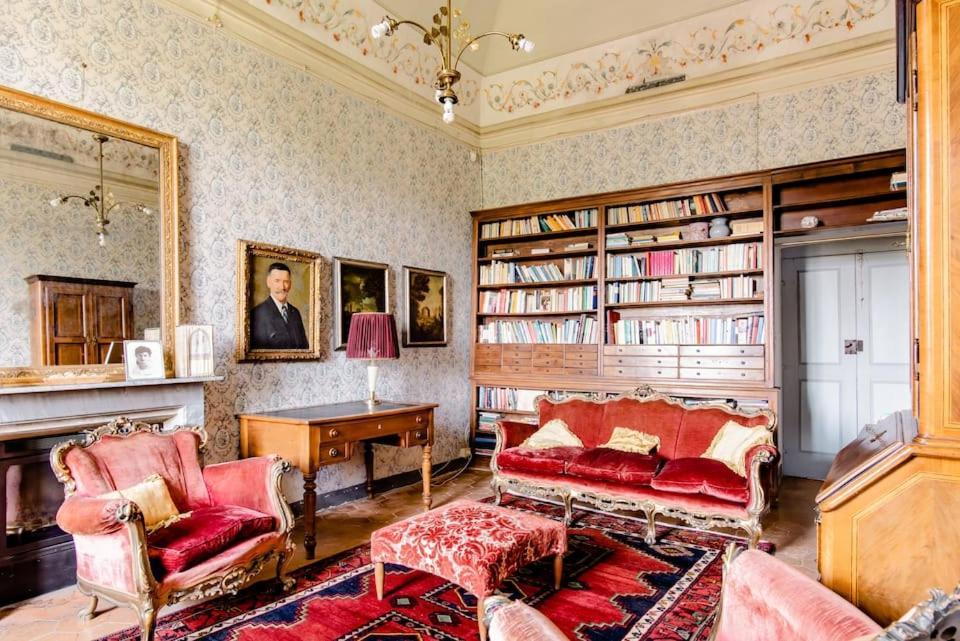 네이베 Castello Di Coazzolo B&B 외부 사진