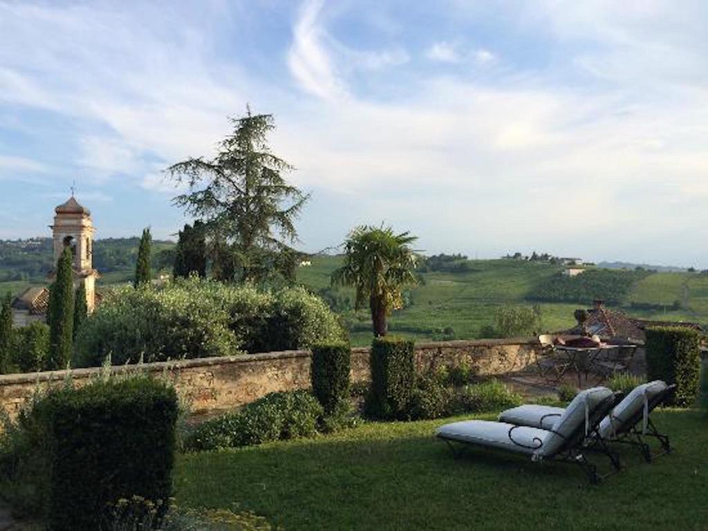 네이베 Castello Di Coazzolo B&B 외부 사진