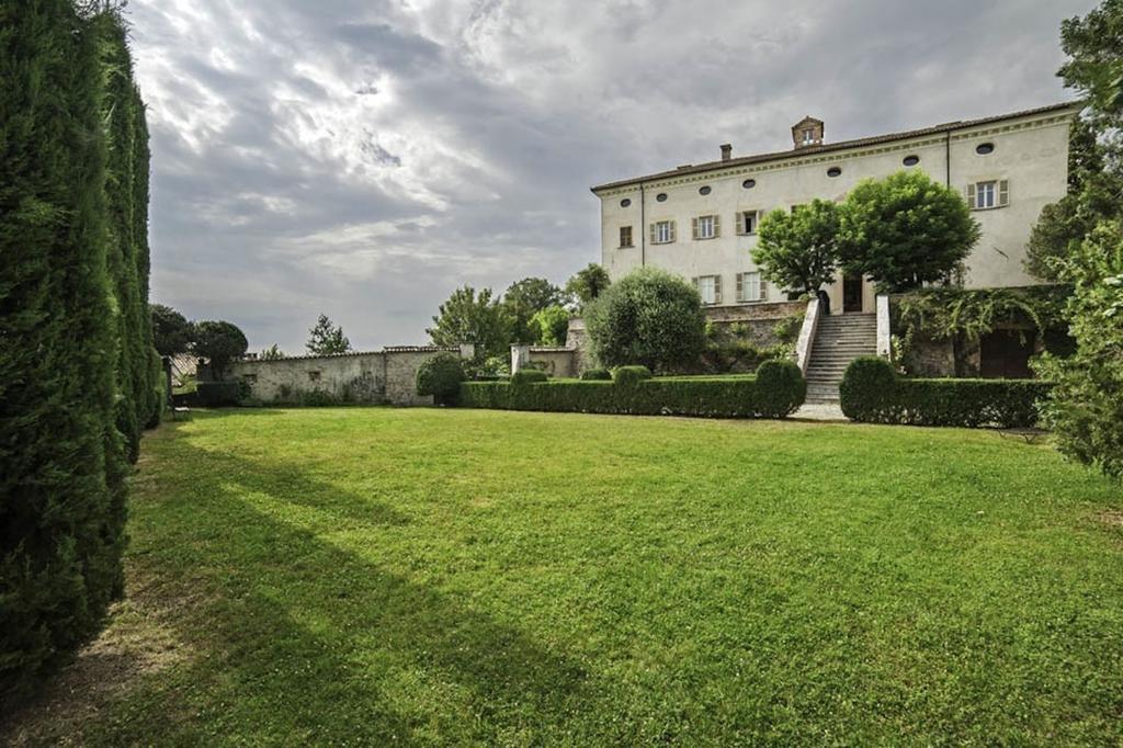 네이베 Castello Di Coazzolo B&B 외부 사진